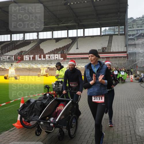 07.12.2025 - St. Pauli X-Mass-Run No. 15 Fabian Wolf http://msf.ph/oto/9419623 07.12.2025 11:33:26 Ziel 56, 62, 72, 73, 85, 94, 103, 110, 142, 181, 260, 340, 349, 1361, 2016, 2612, 2613, 2614, 2620, 3039, 3041, 3166, 3169, 3254 meine-sportfotos.de