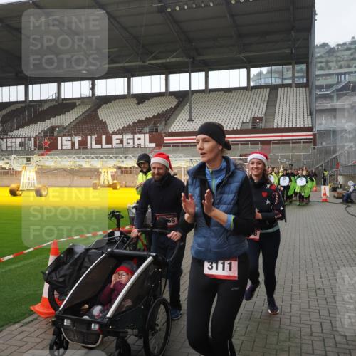 07.12.2025 - St. Pauli X-Mass-Run No. 15 Fabian Wolf http://msf.ph/oto/9419624 07.12.2025 11:33:26 Ziel 56, 62, 72, 73, 85, 94, 103, 110, 142, 181, 260, 340, 349, 1361, 2016, 2612, 2613, 2614, 2620, 3039, 3041, 3166, 3169, 3254 meine-sportfotos.de
