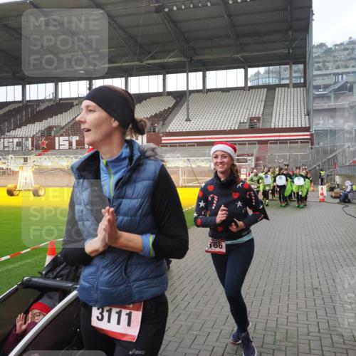 07.12.2025 - St. Pauli X-Mass-Run No. 15 Fabian Wolf http://msf.ph/oto/9419625 07.12.2025 11:33:27 Ziel 56, 62, 72, 73, 85, 94, 103, 110, 142, 181, 260, 340, 349, 1361, 2612, 2613, 2614, 2620, 3039, 3041, 3166, 3169, 3254 meine-sportfotos.de