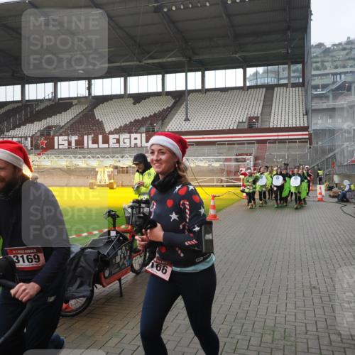 07.12.2025 - St. Pauli X-Mass-Run No. 15 Fabian Wolf http://msf.ph/oto/9419627 07.12.2025 11:33:27 Ziel 56, 62, 72, 73, 85, 94, 103, 110, 142, 181, 260, 340, 349, 1361, 2612, 2613, 2614, 2620, 3039, 3041, 3166, 3169, 3254 meine-sportfotos.de