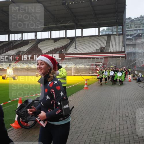 07.12.2025 - St. Pauli X-Mass-Run No. 15 Fabian Wolf http://msf.ph/oto/9419628 07.12.2025 11:33:27 Ziel 56, 62, 72, 73, 85, 94, 103, 110, 142, 181, 260, 340, 349, 1361, 2612, 2613, 2614, 2620, 3039, 3041, 3166, 3169, 3254 meine-sportfotos.de