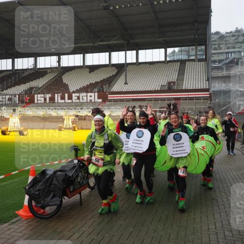 07.12.2025 - St. Pauli X-Mass-Run No. 15 Fabian Wolf http://msf.ph/oto/9419635 07.12.2025 11:33:32 Ziel 56, 62, 72, 73, 85, 94, 103, 110, 142, 181, 260, 340, 349, 354, 378, 1361, 3166, 3169, 3253, 3254, 4649 meine-sportfotos.de