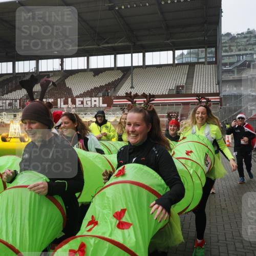07.12.2025 - St. Pauli X-Mass-Run No. 15 Fabian Wolf http://msf.ph/oto/9419645 07.12.2025 11:33:34 Ziel 56, 62, 72, 73, 85, 94, 103, 110, 142, 181, 260, 340, 349, 354, 378, 1361, 3166, 3169, 3253, 3254, 4649 meine-sportfotos.de