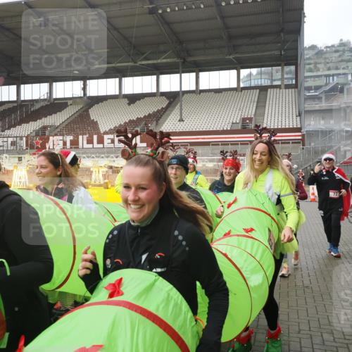 07.12.2025 - St. Pauli X-Mass-Run No. 15 Fabian Wolf http://msf.ph/oto/9419646 07.12.2025 11:33:35 Ziel 56, 62, 72, 73, 85, 94, 103, 110, 142, 181, 260, 340, 349, 354, 378, 1361, 3166, 3169, 3253, 3254, 4649 meine-sportfotos.de