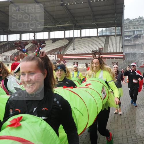 07.12.2025 - St. Pauli X-Mass-Run No. 15 Fabian Wolf http://msf.ph/oto/9419647 07.12.2025 11:33:35 Ziel 56, 62, 72, 73, 85, 94, 103, 110, 142, 181, 260, 340, 349, 354, 378, 1361, 3166, 3169, 3253, 3254, 4649 meine-sportfotos.de
