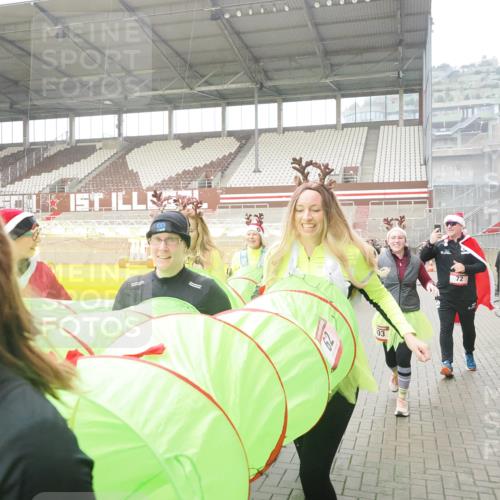 07.12.2025 - St. Pauli X-Mass-Run No. 15 Fabian Wolf http://msf.ph/oto/9419648 07.12.2025 11:33:35 Ziel 56, 62, 72, 73, 85, 94, 103, 110, 142, 181, 260, 340, 349, 354, 378, 1361, 3166, 3169, 3253, 3254, 4649 meine-sportfotos.de