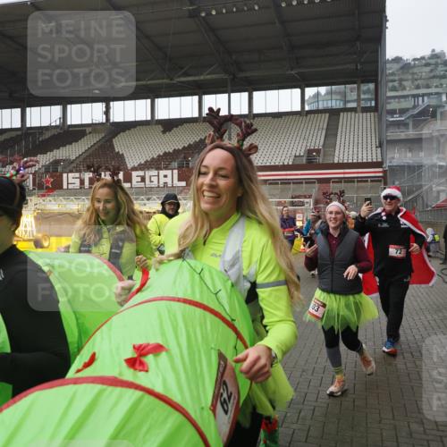 07.12.2025 - St. Pauli X-Mass-Run No. 15 Fabian Wolf http://msf.ph/oto/9419650 07.12.2025 11:33:35 Ziel 56, 62, 72, 73, 85, 94, 103, 110, 142, 181, 260, 340, 349, 354, 378, 1361, 3166, 3169, 3253, 3254, 4649 meine-sportfotos.de