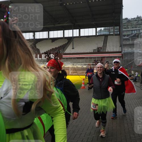 07.12.2025 - St. Pauli X-Mass-Run No. 15 Fabian Wolf http://msf.ph/oto/9419652 07.12.2025 11:33:36 Ziel 56, 62, 72, 73, 85, 94, 103, 110, 142, 181, 260, 340, 349, 354, 378, 1361, 3166, 3169, 3253, 3254, 4649 meine-sportfotos.de