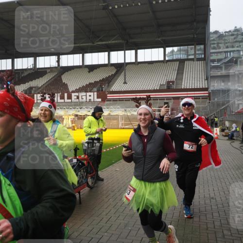 07.12.2025 - St. Pauli X-Mass-Run No. 15 Fabian Wolf http://msf.ph/oto/9419654 07.12.2025 11:33:36 Ziel 56, 62, 72, 73, 85, 94, 103, 110, 142, 181, 260, 340, 349, 354, 378, 1361, 3166, 3169, 3253, 3254, 4649 meine-sportfotos.de