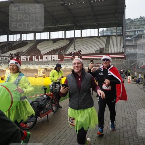 07.12.2025 - St. Pauli X-Mass-Run No. 15 Fabian Wolf http://msf.ph/oto/9419655 07.12.2025 11:33:36 Ziel 56, 62, 72, 73, 85, 94, 103, 110, 142, 181, 260, 340, 349, 354, 378, 1361, 3166, 3169, 3253, 3254, 4649 meine-sportfotos.de
