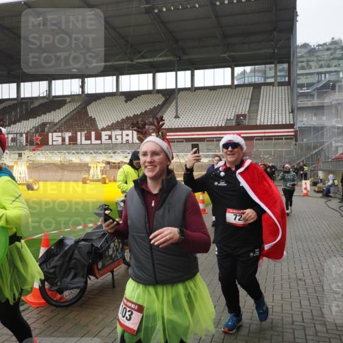 07.12.2025 - St. Pauli X-Mass-Run No. 15 Fabian Wolf http://msf.ph/oto/9419656 07.12.2025 11:33:37 Ziel 56, 62, 72, 73, 85, 94, 103, 110, 142, 181, 260, 340, 349, 354, 378, 1361, 3253, 3254, 4649 meine-sportfotos.de
