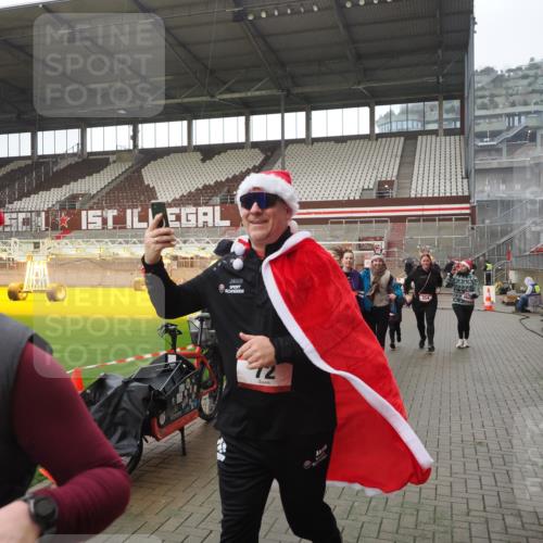 07.12.2025 - St. Pauli X-Mass-Run No. 15 Fabian Wolf http://msf.ph/oto/9419659 07.12.2025 11:33:37 Ziel 56, 62, 72, 73, 85, 94, 103, 110, 142, 181, 260, 340, 349, 354, 378, 1361, 3253, 3254, 4649 meine-sportfotos.de