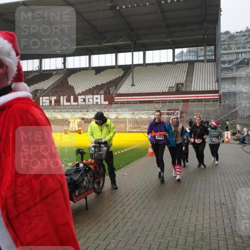 07.12.2025 - St. Pauli X-Mass-Run No. 15 Fabian Wolf http://msf.ph/oto/9419662 07.12.2025 11:33:38 Ziel 56, 62, 72, 73, 85, 94, 103, 110, 142, 181, 260, 340, 349, 354, 378, 1361, 3253, 3254, 4649 meine-sportfotos.de