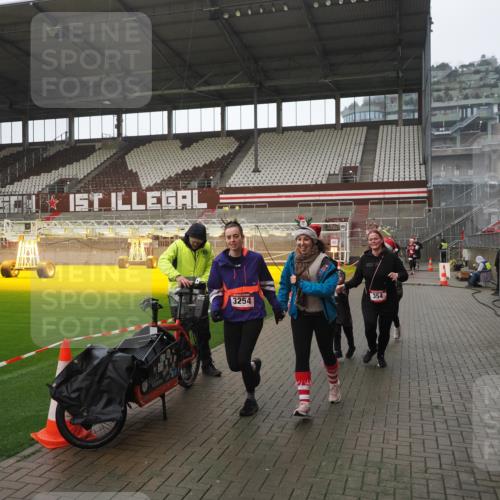 07.12.2025 - St. Pauli X-Mass-Run No. 15 Fabian Wolf http://msf.ph/oto/9419664 07.12.2025 11:33:39 Ziel 56, 62, 72, 73, 85, 94, 103, 110, 142, 181, 229, 239, 260, 340, 349, 354, 378, 1361, 3253, 3254, 4649 meine-sportfotos.de