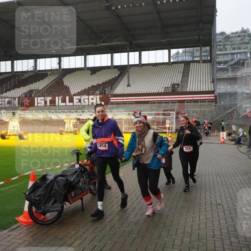 07.12.2025 - St. Pauli X-Mass-Run No. 15 Fabian Wolf http://msf.ph/oto/9419665 07.12.2025 11:33:39 Ziel 56, 62, 72, 73, 85, 94, 103, 110, 142, 181, 229, 239, 260, 340, 349, 354, 378, 1361, 3253, 3254, 4649 meine-sportfotos.de
