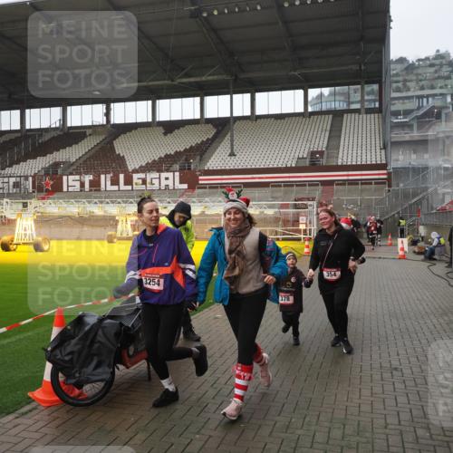 07.12.2025 - St. Pauli X-Mass-Run No. 15 Fabian Wolf http://msf.ph/oto/9419666 07.12.2025 11:33:39 Ziel 56, 62, 72, 73, 85, 94, 103, 110, 142, 181, 229, 239, 260, 340, 349, 354, 378, 1361, 3253, 3254, 4649 meine-sportfotos.de
