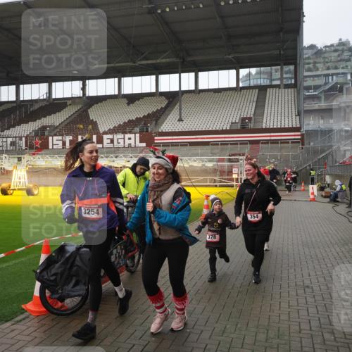 07.12.2025 - St. Pauli X-Mass-Run No. 15 Fabian Wolf http://msf.ph/oto/9419667 07.12.2025 11:33:39 Ziel 56, 62, 72, 73, 85, 94, 103, 110, 142, 181, 229, 239, 260, 340, 349, 354, 378, 1361, 3253, 3254, 4649 meine-sportfotos.de