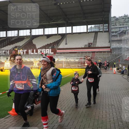 07.12.2025 - St. Pauli X-Mass-Run No. 15 Fabian Wolf http://msf.ph/oto/9419668 07.12.2025 11:33:40 Ziel 56, 62, 72, 73, 85, 94, 103, 110, 142, 181, 229, 239, 260, 340, 349, 354, 378, 1361, 3253, 3254, 4649 meine-sportfotos.de