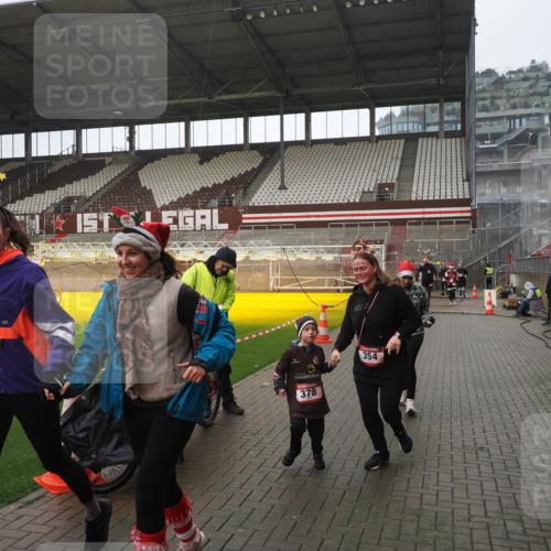 07.12.2025 - St. Pauli X-Mass-Run No. 15 Fabian Wolf http://msf.ph/oto/9419669 07.12.2025 11:33:40 Ziel 56, 62, 72, 73, 85, 94, 103, 110, 142, 181, 229, 239, 260, 340, 349, 354, 378, 1361, 3253, 3254, 4649 meine-sportfotos.de