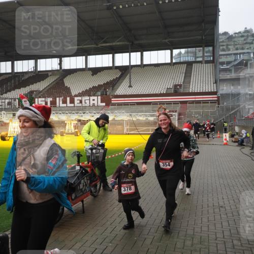 07.12.2025 - St. Pauli X-Mass-Run No. 15 Fabian Wolf http://msf.ph/oto/9419670 07.12.2025 11:33:40 Ziel 56, 62, 72, 73, 85, 94, 103, 110, 142, 181, 229, 239, 260, 340, 349, 354, 378, 1361, 3253, 3254, 4649 meine-sportfotos.de