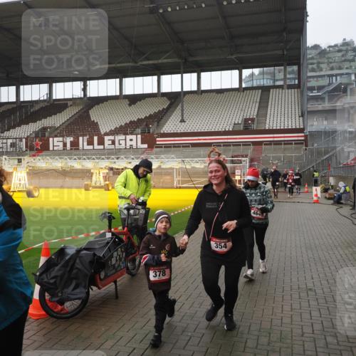 07.12.2025 - St. Pauli X-Mass-Run No. 15 Fabian Wolf http://msf.ph/oto/9419671 07.12.2025 11:33:40 Ziel 56, 62, 72, 73, 85, 94, 103, 110, 142, 181, 229, 239, 260, 340, 349, 354, 378, 1361, 3253, 3254, 4649 meine-sportfotos.de