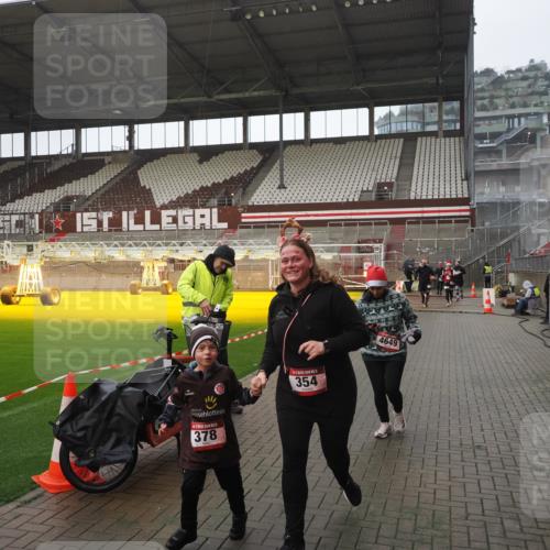 07.12.2025 - St. Pauli X-Mass-Run No. 15 Fabian Wolf http://msf.ph/oto/9419672 07.12.2025 11:33:40 Ziel 56, 62, 72, 73, 85, 94, 103, 110, 142, 181, 229, 239, 260, 340, 349, 354, 378, 1361, 3253, 3254, 4649 meine-sportfotos.de