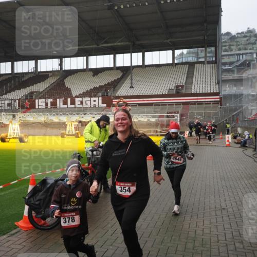 07.12.2025 - St. Pauli X-Mass-Run No. 15 Fabian Wolf http://msf.ph/oto/9419673 07.12.2025 11:33:41 Ziel 56, 62, 72, 73, 85, 94, 103, 110, 142, 181, 229, 239, 260, 340, 349, 354, 378, 1361, 3253, 3254, 3737, 4649 meine-sportfotos.de