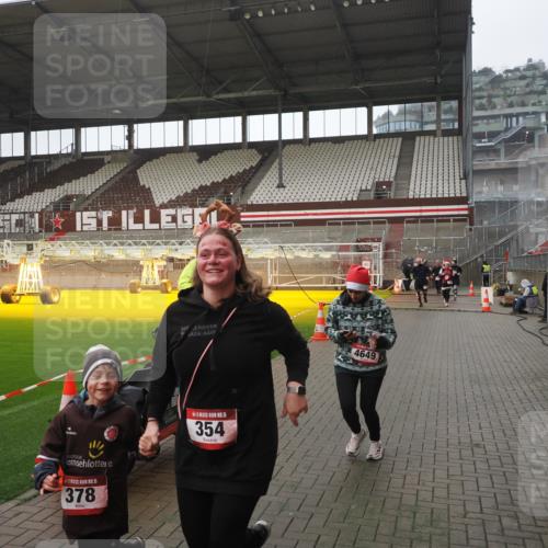 07.12.2025 - St. Pauli X-Mass-Run No. 15 Fabian Wolf http://msf.ph/oto/9419674 07.12.2025 11:33:41 Ziel 56, 62, 72, 73, 85, 94, 103, 110, 142, 181, 229, 239, 260, 340, 349, 354, 378, 1361, 3253, 3254, 3737, 4649 meine-sportfotos.de