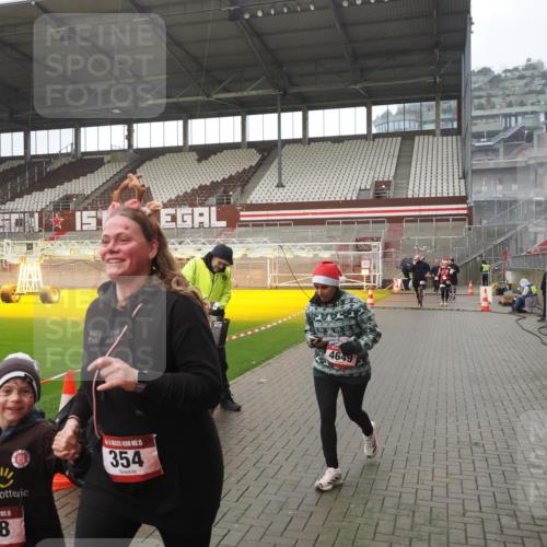 07.12.2025 - St. Pauli X-Mass-Run No. 15 Fabian Wolf http://msf.ph/oto/9419675 07.12.2025 11:33:41 Ziel 56, 62, 72, 73, 85, 94, 103, 110, 142, 181, 229, 239, 260, 340, 349, 354, 378, 1361, 3253, 3254, 3737, 4649 meine-sportfotos.de
