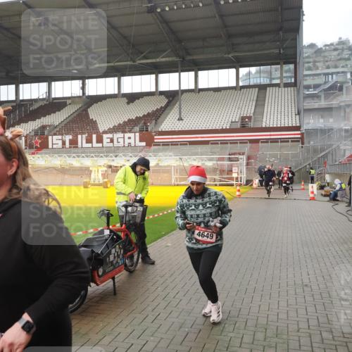 07.12.2025 - St. Pauli X-Mass-Run No. 15 Fabian Wolf http://msf.ph/oto/9419676 07.12.2025 11:33:41 Ziel 56, 62, 72, 73, 85, 94, 103, 110, 142, 181, 229, 239, 260, 340, 349, 354, 378, 1361, 3253, 3254, 3737, 4649 meine-sportfotos.de