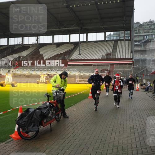 07.12.2025 - St. Pauli X-Mass-Run No. 15 Fabian Wolf http://msf.ph/oto/9419680 07.12.2025 11:33:48 Ziel 229, 239, 354, 378, 2056, 2219, 3253, 3601, 3737, 3740, 4649 meine-sportfotos.de