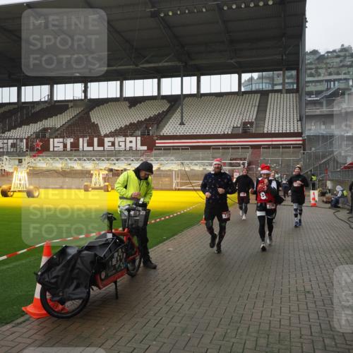 07.12.2025 - St. Pauli X-Mass-Run No. 15 Fabian Wolf http://msf.ph/oto/9419681 07.12.2025 11:33:48 Ziel 229, 239, 354, 378, 2056, 2219, 3253, 3601, 3737, 3740, 4649 meine-sportfotos.de