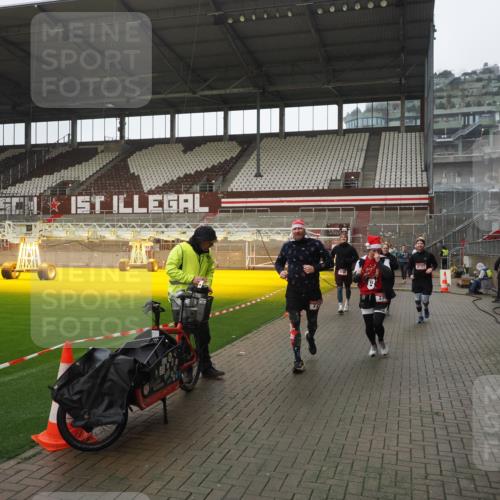 07.12.2025 - St. Pauli X-Mass-Run No. 15 Fabian Wolf http://msf.ph/oto/9419682 07.12.2025 11:33:48 Ziel 229, 239, 354, 378, 2056, 2219, 3253, 3601, 3737, 3740, 4649 meine-sportfotos.de
