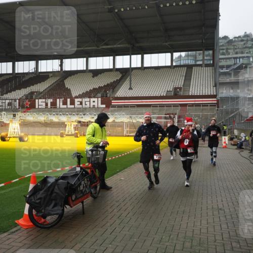 07.12.2025 - St. Pauli X-Mass-Run No. 15 Fabian Wolf http://msf.ph/oto/9419683 07.12.2025 11:33:48 Ziel 229, 239, 354, 378, 2056, 2219, 3253, 3601, 3737, 3740, 4649 meine-sportfotos.de