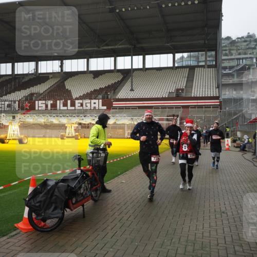 07.12.2025 - St. Pauli X-Mass-Run No. 15 Fabian Wolf http://msf.ph/oto/9419684 07.12.2025 11:33:48 Ziel 229, 239, 354, 378, 2056, 2219, 3253, 3601, 3737, 3740, 4649 meine-sportfotos.de