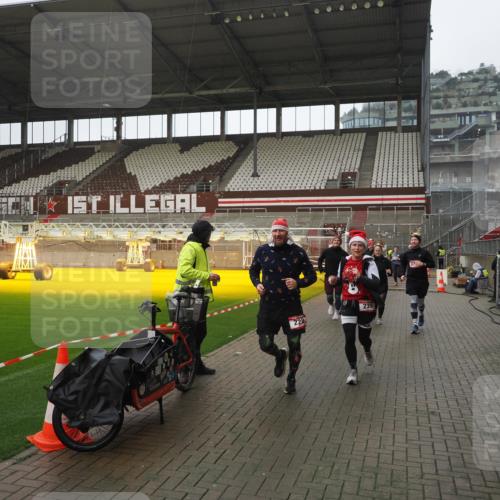 07.12.2025 - St. Pauli X-Mass-Run No. 15 Fabian Wolf http://msf.ph/oto/9419685 07.12.2025 11:33:49 Ziel 229, 239, 354, 378, 2056, 2219, 3601, 3737, 3740, 4649 meine-sportfotos.de