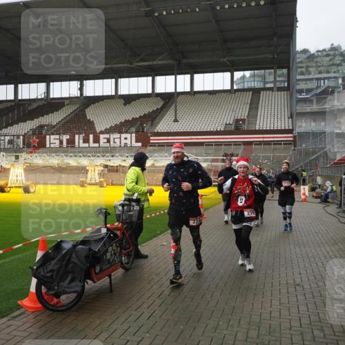 07.12.2025 - St. Pauli X-Mass-Run No. 15 Fabian Wolf http://msf.ph/oto/9419686 07.12.2025 11:33:49 Ziel 229, 239, 354, 378, 2056, 2219, 3601, 3737, 3740, 4649 meine-sportfotos.de