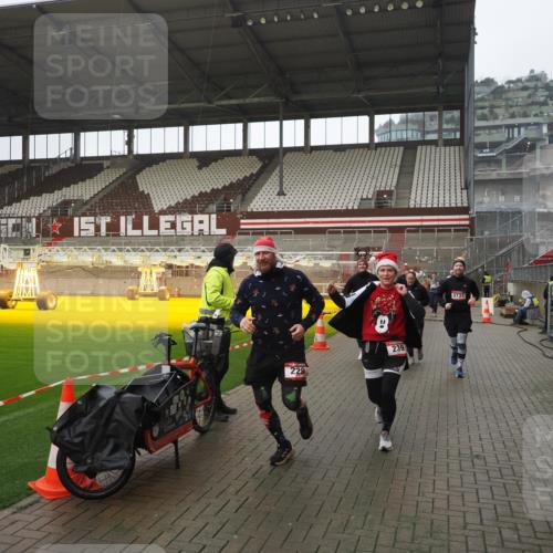 07.12.2025 - St. Pauli X-Mass-Run No. 15 Fabian Wolf http://msf.ph/oto/9419687 07.12.2025 11:33:49 Ziel 229, 239, 354, 378, 2056, 2219, 3601, 3737, 3740, 4649 meine-sportfotos.de