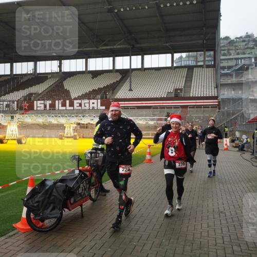 07.12.2025 - St. Pauli X-Mass-Run No. 15 Fabian Wolf http://msf.ph/oto/9419688 07.12.2025 11:33:49 Ziel 229, 239, 354, 378, 2056, 2219, 3601, 3737, 3740, 4649 meine-sportfotos.de