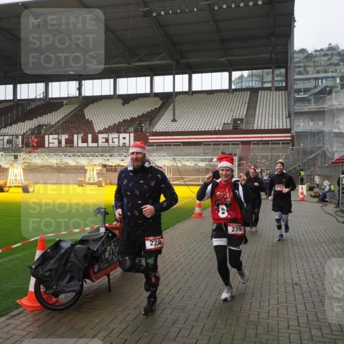07.12.2025 - St. Pauli X-Mass-Run No. 15 Fabian Wolf http://msf.ph/oto/9419689 07.12.2025 11:33:49 Ziel 229, 239, 354, 378, 2056, 2219, 3601, 3737, 3740, 4649 meine-sportfotos.de