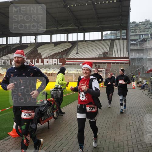 07.12.2025 - St. Pauli X-Mass-Run No. 15 Fabian Wolf http://msf.ph/oto/9419692 07.12.2025 11:33:50 Ziel 229, 239, 354, 378, 2056, 2219, 3601, 3737, 3740, 4649, 4844 meine-sportfotos.de