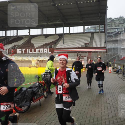 07.12.2025 - St. Pauli X-Mass-Run No. 15 Fabian Wolf http://msf.ph/oto/9419693 07.12.2025 11:33:50 Ziel 229, 239, 354, 378, 2056, 2219, 3601, 3737, 3740, 4649, 4844 meine-sportfotos.de
