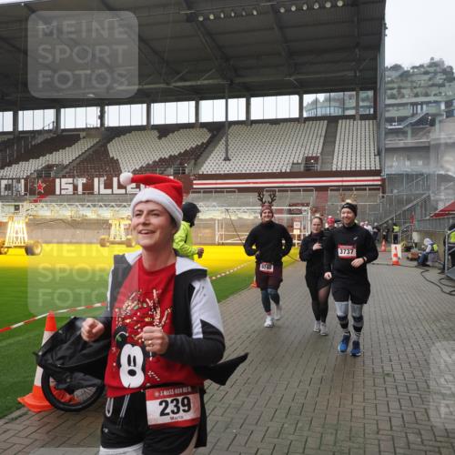 07.12.2025 - St. Pauli X-Mass-Run No. 15 Fabian Wolf http://msf.ph/oto/9419694 07.12.2025 11:33:51 Ziel 229, 239, 354, 378, 2056, 2219, 3601, 3737, 3740, 4844 meine-sportfotos.de