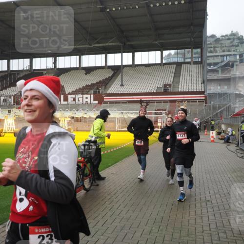 07.12.2025 - St. Pauli X-Mass-Run No. 15 Fabian Wolf http://msf.ph/oto/9419695 07.12.2025 11:33:51 Ziel 229, 239, 354, 378, 2056, 2219, 3601, 3737, 3740, 4844 meine-sportfotos.de
