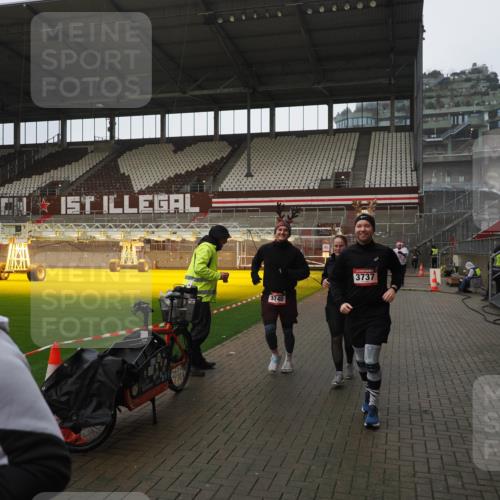 07.12.2025 - St. Pauli X-Mass-Run No. 15 Fabian Wolf http://msf.ph/oto/9419696 07.12.2025 11:33:51 Ziel 229, 239, 354, 378, 2056, 2219, 3601, 3737, 3740, 4844 meine-sportfotos.de