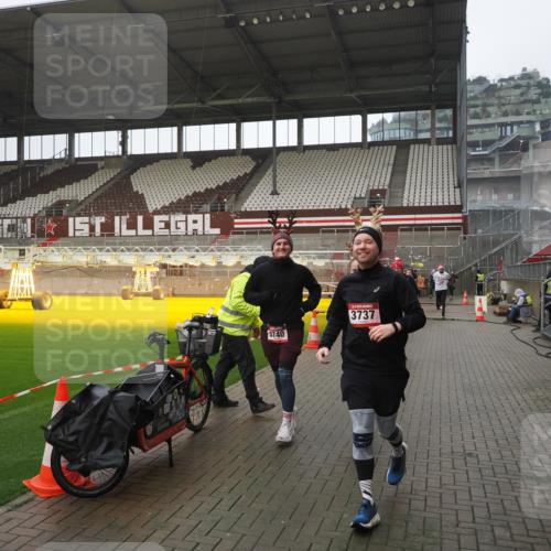 07.12.2025 - St. Pauli X-Mass-Run No. 15 Fabian Wolf http://msf.ph/oto/9419698 07.12.2025 11:33:51 Ziel 229, 239, 354, 378, 2056, 2219, 3601, 3737, 3740, 4844 meine-sportfotos.de