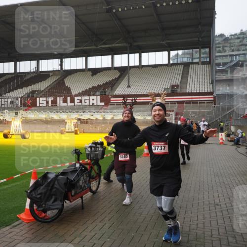 07.12.2025 - St. Pauli X-Mass-Run No. 15 Fabian Wolf http://msf.ph/oto/9419699 07.12.2025 11:33:52 Ziel 229, 239, 2056, 2219, 3601, 3737, 3740, 4844 meine-sportfotos.de