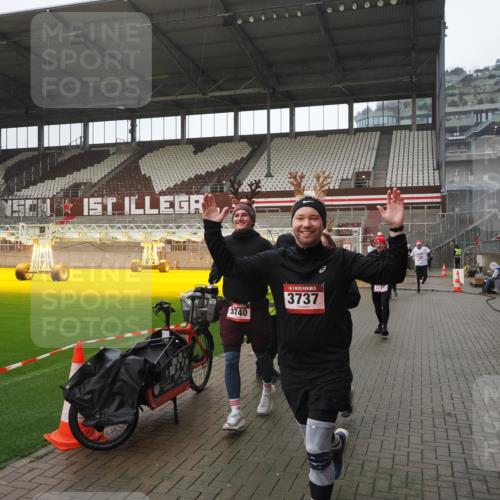 07.12.2025 - St. Pauli X-Mass-Run No. 15 Fabian Wolf http://msf.ph/oto/9419700 07.12.2025 11:33:52 Ziel 229, 239, 2056, 2219, 3601, 3737, 3740, 4844 meine-sportfotos.de