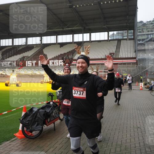 07.12.2025 - St. Pauli X-Mass-Run No. 15 Fabian Wolf http://msf.ph/oto/9419701 07.12.2025 11:33:52 Ziel 229, 239, 2056, 2219, 3601, 3737, 3740, 4844 meine-sportfotos.de