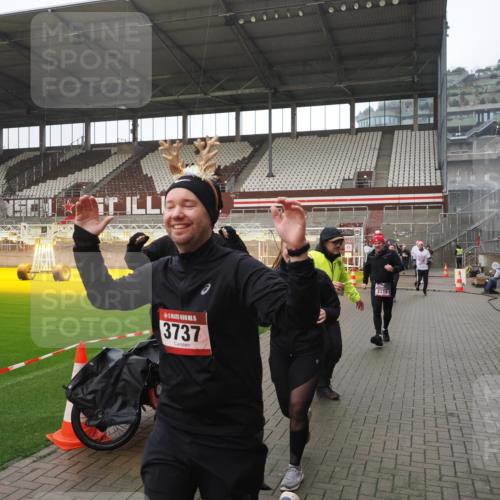 07.12.2025 - St. Pauli X-Mass-Run No. 15 Fabian Wolf http://msf.ph/oto/9419702 07.12.2025 11:33:52 Ziel 229, 239, 2056, 2219, 3601, 3737, 3740, 4844 meine-sportfotos.de
